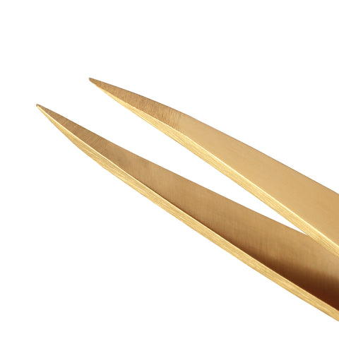 Nahaufnahme der Spitzen einer TWEEZERMAN spitzen Pinzette aus rostfreiem Edelstahl in gold.