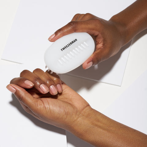 Anwendung einer TWEEZERMAN Nagelbürste in weiß.