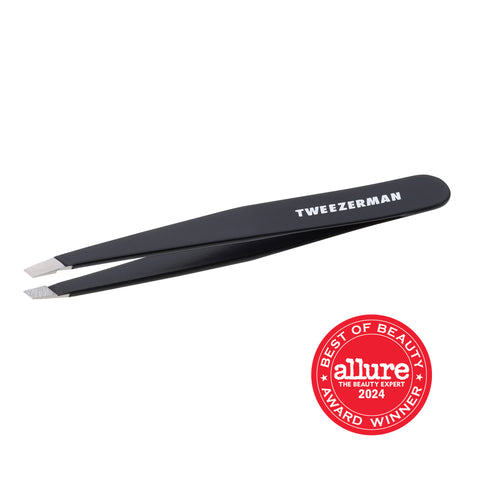 TWEEZERMAN schräge Pinzette in schwarz aus rostfreiem Edelstahl mit handgeschliffenen Spitzen.