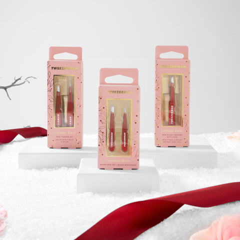Drei TWEEZERMAN Pinzetten-Geschenksets in festlicher Weihnachtskulisse – exklusive Beauty-Geschenkideen für präzise Augenbrauenpflege