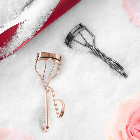 Zwei TWEEZERMAN Wimpernzangen in festlicher Weihnachtskulisse – Beauty-Geschenkidee für die Feiertage