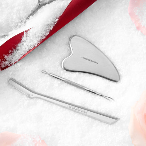 Drei TWEEZERMAN Facial Tools in festlicher Weihnachtskulisse – perfekte Geschenkidee für gepflegte Haut