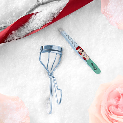 TWEEZERMAN Disney Pinzette und Wimpernzange in festlicher Weihnachtskulisse – exklusive Beauty-Geschenkidee für perfekte Augenbrauen und Wimpern