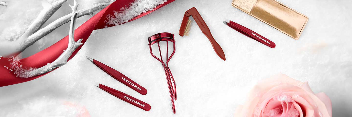 Festlich dekorierte Beauty Tools mit winterlichem Hintergrund