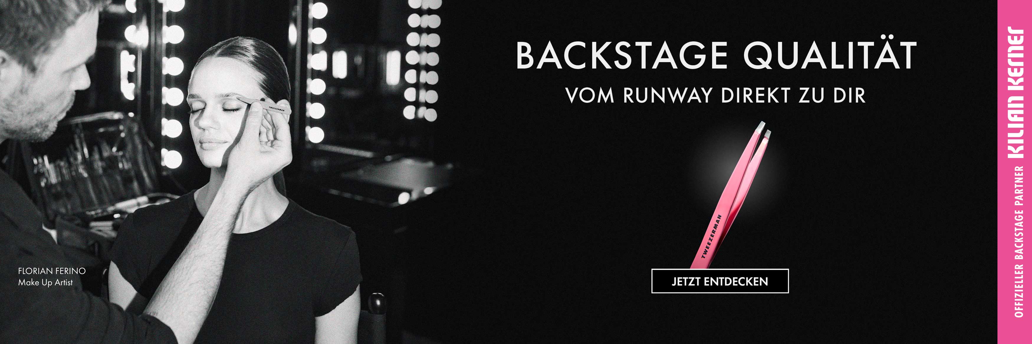 Make-up-Artist Florian Ferino arbeitet in einem Backstage‑Bereich mit beleuchtetem Schminktisch. Erlebe Backstage Qualität auf Profi-Niveau. Direkt von der Fashion Week, gemacht für deinen Alltag.