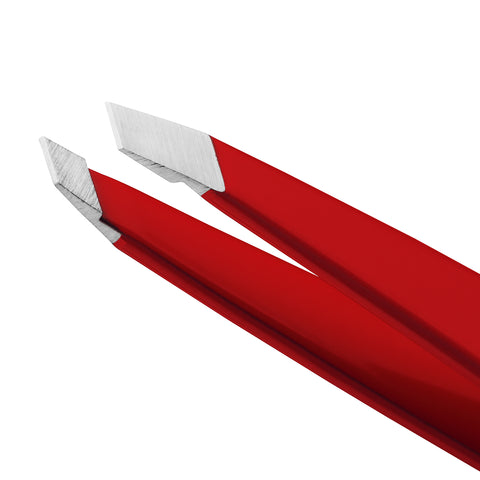 Nahaufnahme einer TWEEZERMAN schrägen Pinzette in rot aus rostfreiem Edelstahl mit handgeschliffenen Spitzen.