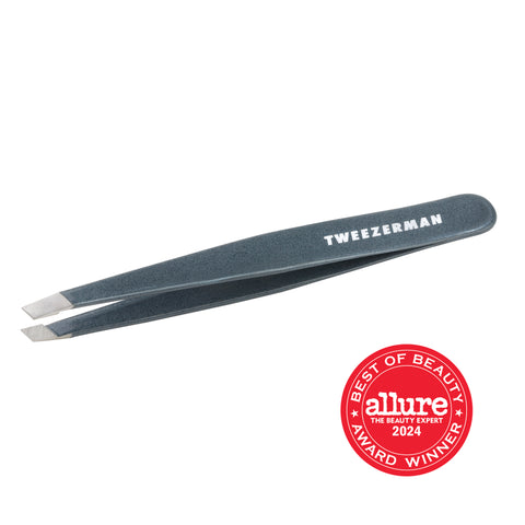 TWEEZERMAN schräge Pinzette in dunkelblau aus rostfreiem Edelstahl mit handgeschliffenen Spitzen.