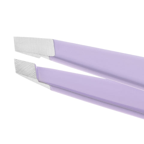 Nahaufnahme der Spitzen einer TWEEZERMAN schrägen Pinzette in lavender aus rostfreiem Edelstahl mit handgeschliffenen Spitzen.