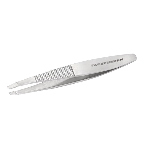 TWEEZERMAN schräge Pinzette in silber aus rostfreiem Edelstahl mit handgeschliffenen Spitzen und widegrip Fläche.
