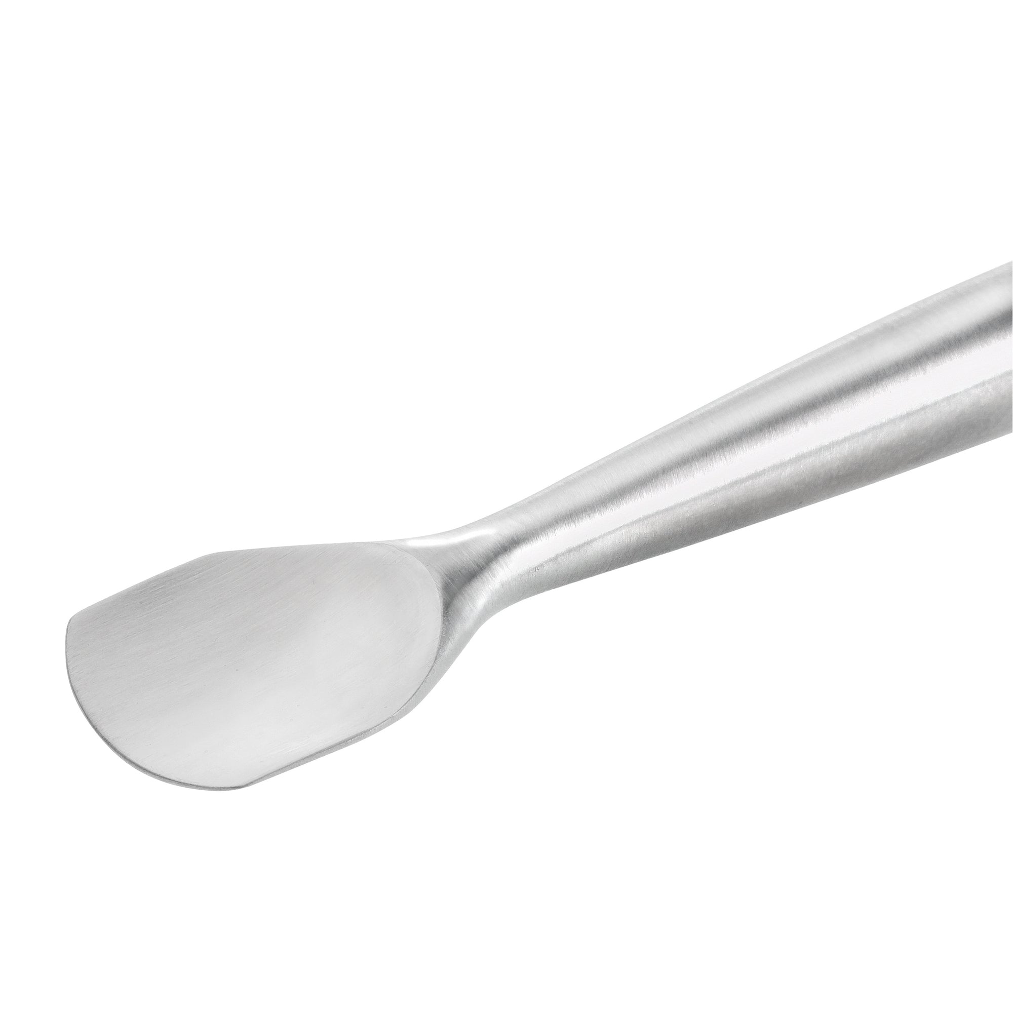 Nahaufnahme der Anwendungsfläche eines TWEEZERMAN Porenreinigers in silber aus rostfreiem Edelstahl.