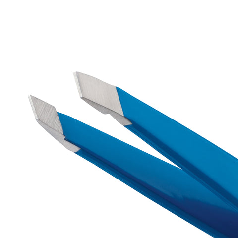 Nahaufnahme der Spitzen einer TWEEZERMAN Mini schrägen Pinzette in blau aus rostfreiem Edelstahl mit handgeschliffenen Spitzen.