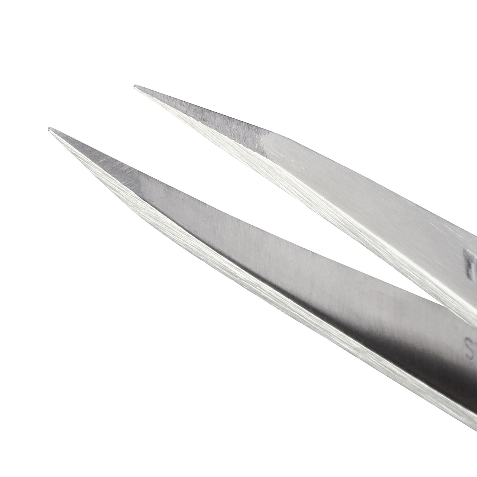 Nahaufnahme der Spitzen einer TWEEZERMAN spitzen Pinzette in silber aus rostfreiem Edelstahl.