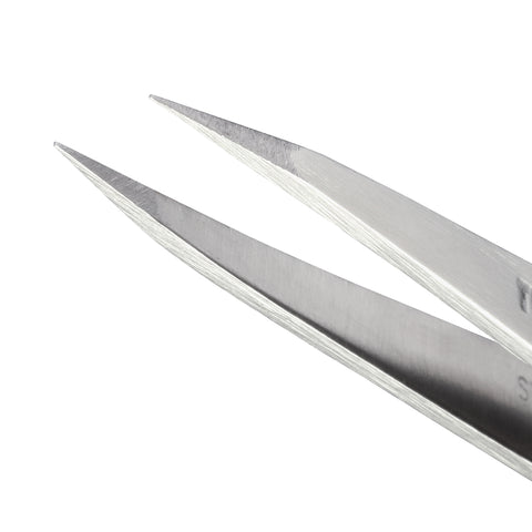 Nahaufnahme der Spitzen einer TWEEZERMAN spitzen Pinzette in silber aus rostfreiem Edelstahl.