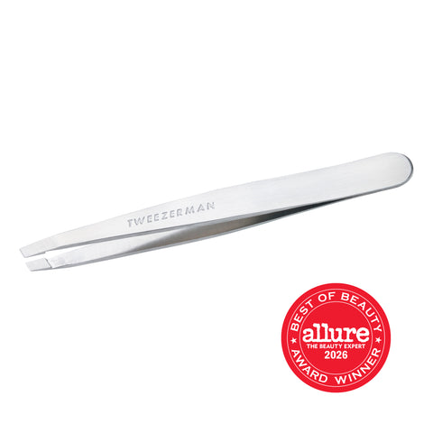 TWEEZERMAN schräge Pinzette in silber aus rostfreiem Edelstahl mit handgeschliffenen Spitzen.
