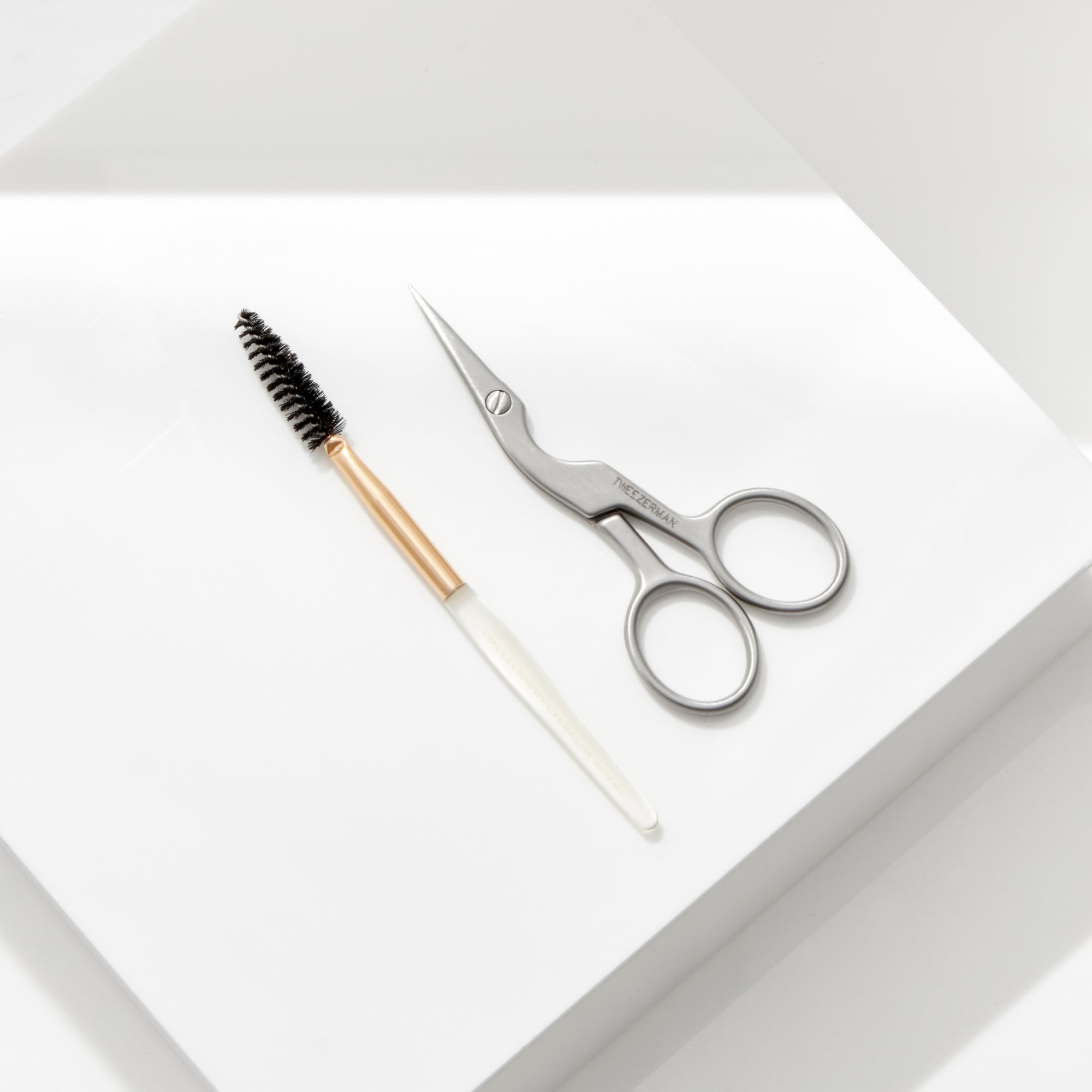 Brow Shaping Scissors &amp; Brush - Augenbrauenschere &amp; Augenbrauenbürstchen