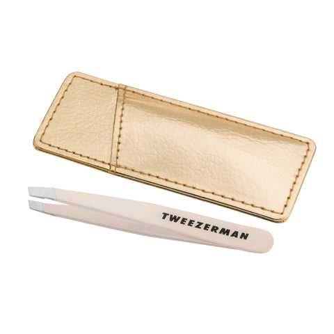 TWEEZERMAN Mini schräge Pinzette in beige aus rostfreiem Edelstahl mit handgeschliffenen Spitzen und goldenen Etui.