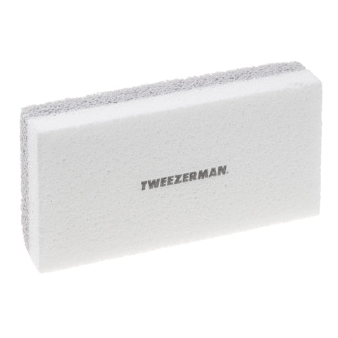 TWEEZERMAN Hornhautentferner in grau/weiß aus recyceltem Glas mit zwei verschiedenen Anwendungsflächen.