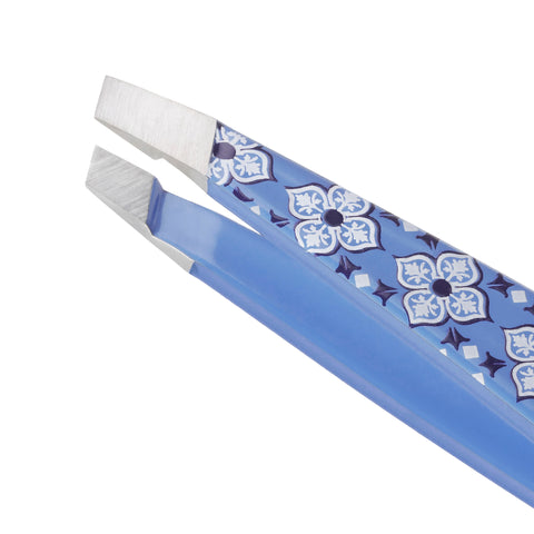 Nahaufnahme der Spitzen einer TWEEZERMAN Mini schrägen Pinzette in blau aus rostfreiem Edelstahl mit handgeschliffenen Spitzen.