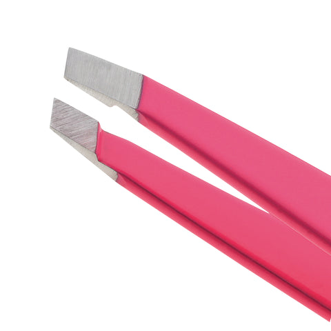Nahaufnahme der Spitzen einer TWEEZERMAN schräge Pinzette in neon pink aus rostfreiem Edelstahl mit handgeschliffenen Spitzen.