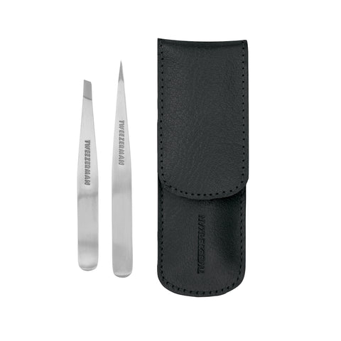 TWEEZERMAN Petite schräge und spitze Pinzetten in silber aus rostfreiem Edelstahl mit schwarzem Etui.