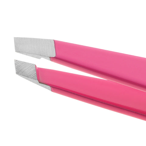 Nahaufnahme der Spitzen einer TWEEZERMAN schrägen Pinzette in pink aus rostfreiem Edelstahl.