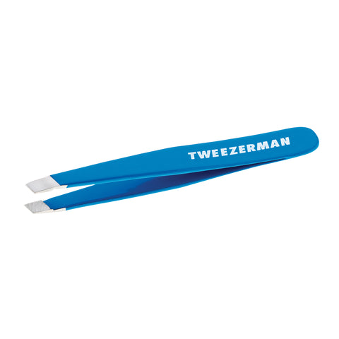 TWEEZERMAN Mini schräge Pinzette in blau aus rostfreiem Edelstahl mit handgeschliffenen Spitzen.