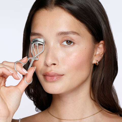 Anwendung einer TWEEZERMAN Wimpernzange in Platium an den rechten Wimpern.