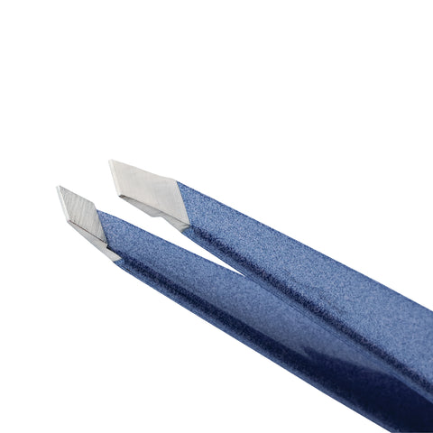Nahaufnahme einer TWEEZERMAN schrägen Pinzette in blau aus rostfreiem Edelstahl mit handgeschliffenen Spitzen.