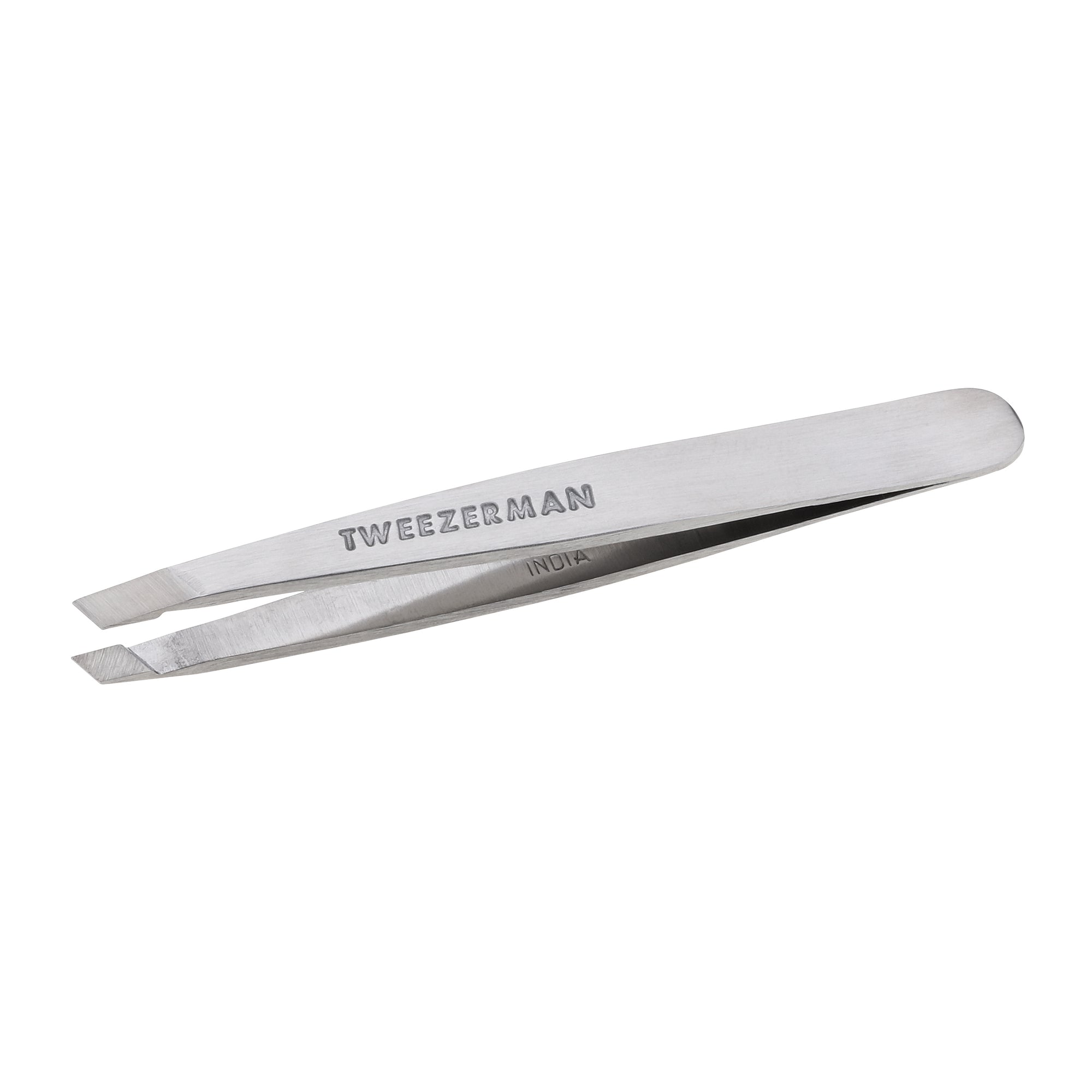 TWEEZERMAN Mini schräge Pinzette in silber aus rostfreiem Edelstahl mit handgeschliffenen Spitzen.