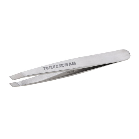 TWEEZERMAN Mini schräge Pinzette in silber aus rostfreiem Edelstahl mit handgeschliffenen Spitzen.