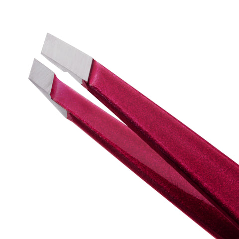 Nahaufnahme der handgeschliffenen Spitzen einer TWEEZERMAN Mini schrägen Pinzette in fuchsia aus rostfreiem Edelstahl mit Etui.