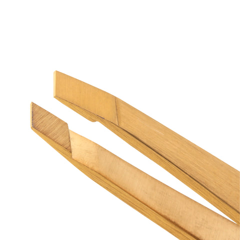 Nahaufnahme einer TWEEZERMAN Mini schrägen Pinzette mit spezieller Beschichtung in gold.