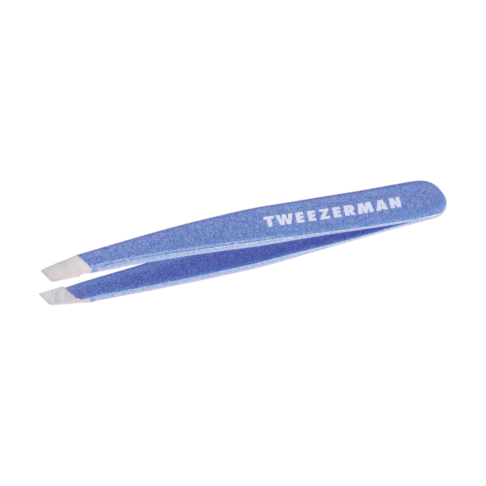 TWEEZERMAN Mini schräge Pinzette in blau aus rostfreiem Edelstahl mit handgeschliffenen Spitzen.