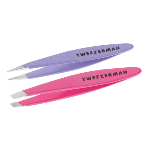 TWEEZERMAN Mini Set mit spitzer Pinzette in lila und schräger Pinzette in pink aus rostfreiem Edelstahl.