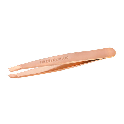 TWEEZERMAN Mini schräge Pinzette in rose gold aus rostfreiem Edelstahl mit handgeschliffenen Spitzen.