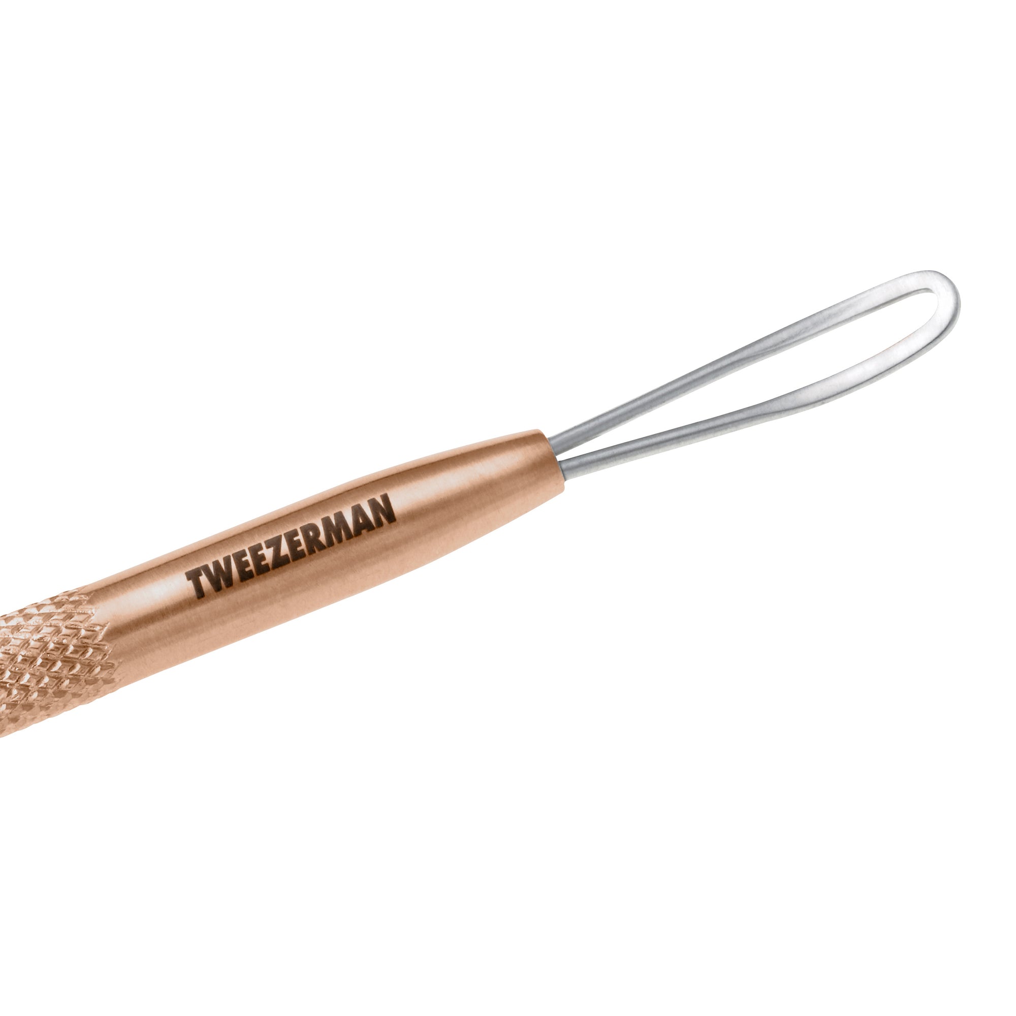 Nahaufnahme der großen Schlaufe eines TWEEZERMAN Mitesserentferners in Rose Gold aus rostfreiem Edelstahl.