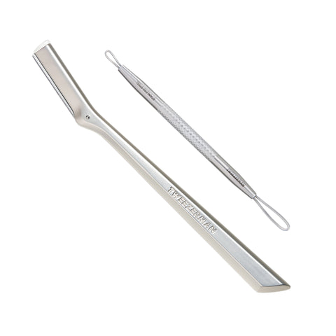 TWEEZERMAN Geschenkset mit dem Gesichtshaarrasierer und Mitesserentferner in silber aus rostfreiem Edelstahl.