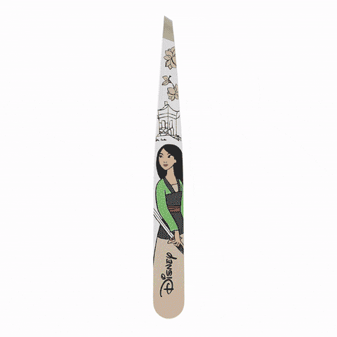 hover_image TWEEZERMAN schräge Pinzette mit Disney's Mulan aus rostfreiem Edelstahl mit handgeschliffenen Spitzen.