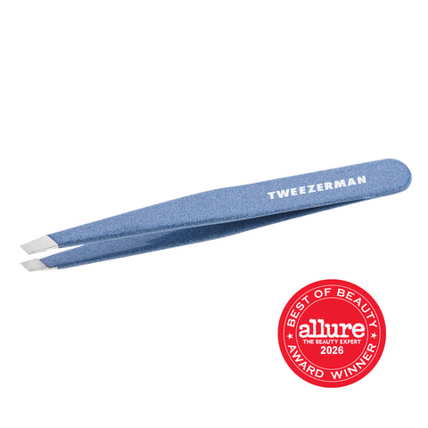 TWEEZERMAN schräge Pinzette in blau aus rostfreiem Edelstahl mit handgeschliffenen Spitzen.