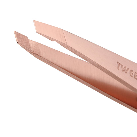 Nahaufnahme der Spitzen einer TWEEZERMAN schrägen Pinzette in rose gold aus rostfreiem Edelstahl.