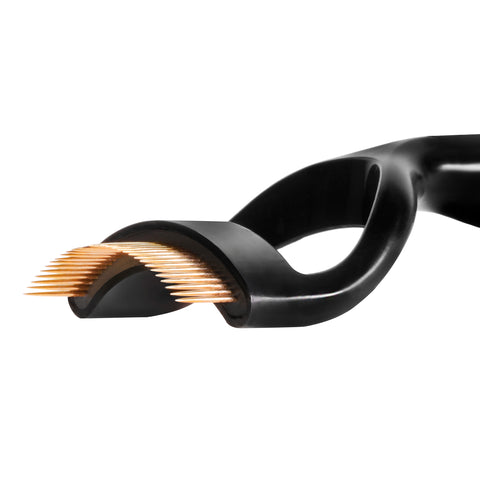 Nahaufnahme eines TWEEZERMAN Wimpernkamms in schwarz.