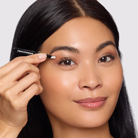 Anwendung einer TWEEZERMAN schrägen Mini Pinzette in Dusted Onyx an der rechten Augenbraue.