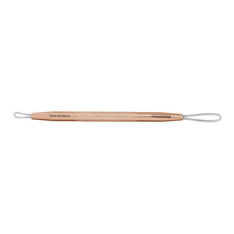 TWEEZERMAN Mitesserentferner in Rose Gold aus rostfreiem Edelstahl mit rutschfestem Griff.