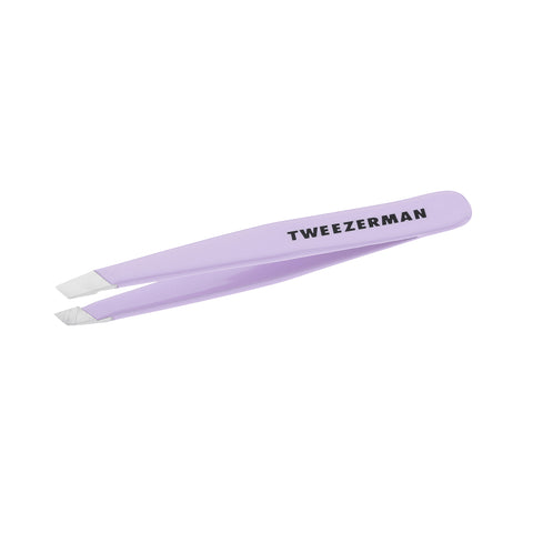 TWEEZERMAN Mini schräge Pinzette in lavender aus rostfreiem Edelstahl mit handgeschliffenen Spitzen.