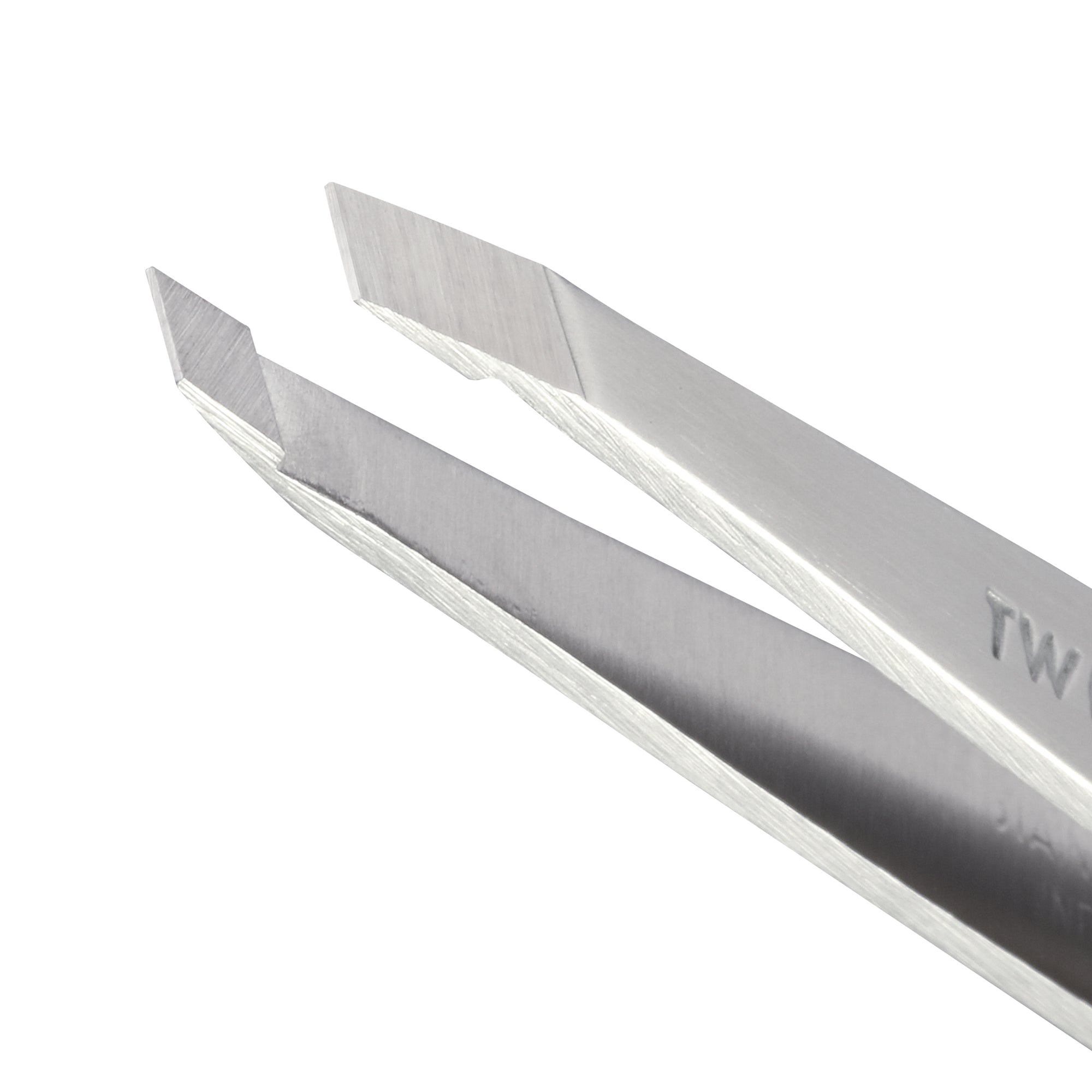 Nahaufnahme der Spitzen einer TWEEZERMAN schrägen Pinzette in silber aus rostfreiem Edelstahl.