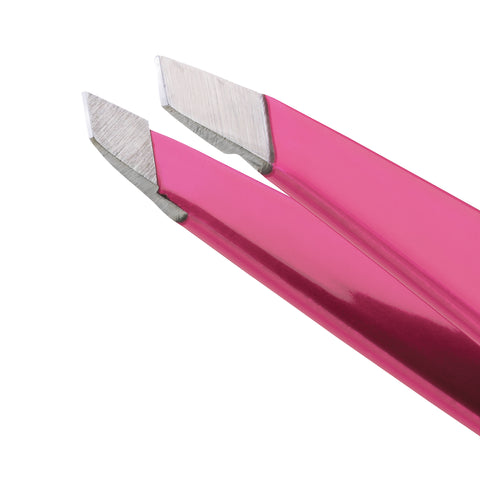 Nahaufnahme der Spitzen einer TWEEZERMAN Mini schrägen Pinzette in pink aus rostfreiem Edelstahl.