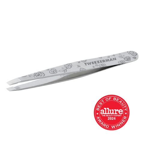 TWEEZERMAN schräge Pinzette in silber mit Rosenmuster aus rostfreiem Edelstahl mit handgeschliffenen Spitzen, mit Rosenmuster.