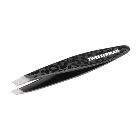 TWEEZERMAN Mini schräge Pinzette in schwarz aus rostfreiem Edelstahl mit handgeschliffenen Spitzen und Leopardenmuster.