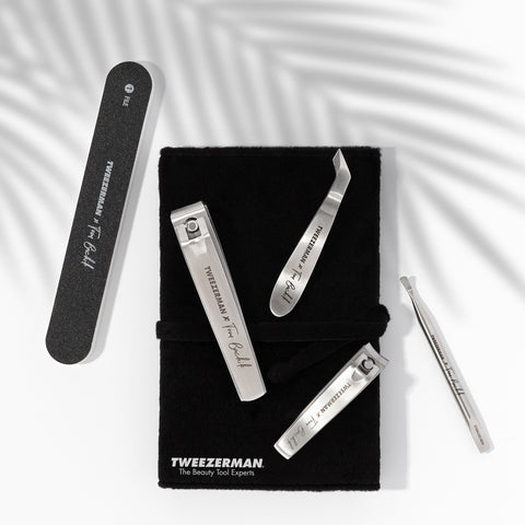 TWEEZERMAN x Tom Bachik Nagelpflege Set liegend auf einem TWEEZERMAN Notizbuch.