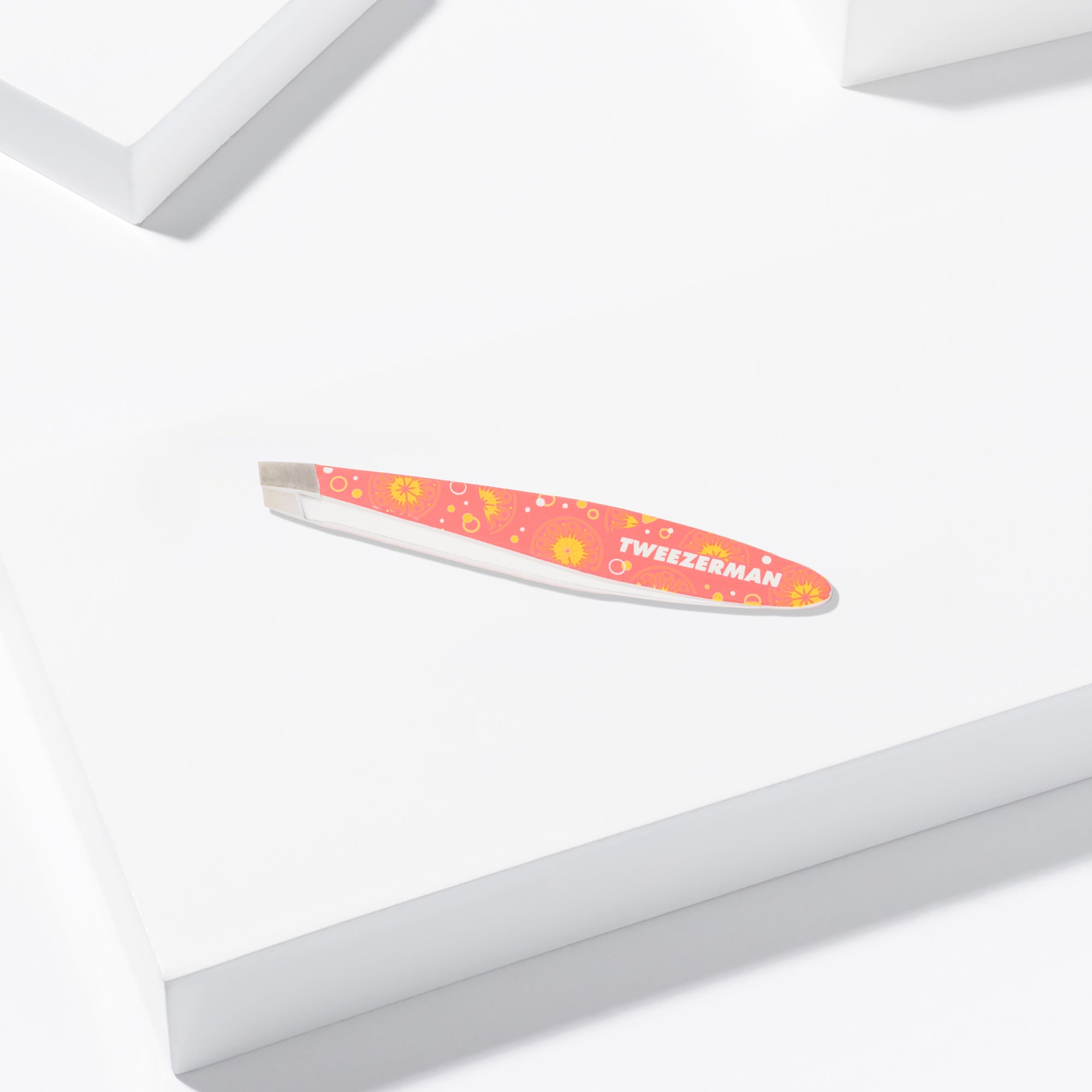Korallfarbene Mini-Tweezerman-Pinzette mit Citrus-Muster